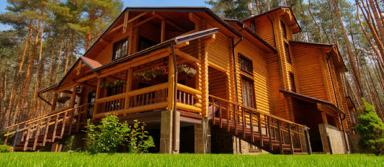 Chalet en bois à la montagne